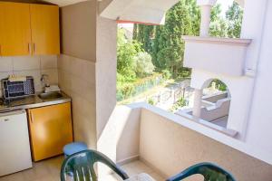 eine kleine Küche mit Blick auf einen Balkon in der Unterkunft Friendly House in Ulcinj