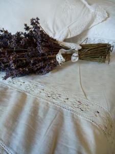 a bundle of dried flowers on a bed at Lavanda E Merletti Maison De Charme in Montoro Inferiore