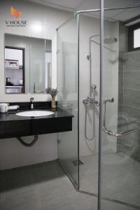 Bilik mandi di V House 6 Serviced Apartment