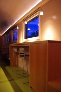 uma cozinha com um balcão com uma janela e bancos em Urlaubsbahnhof-Schlafwagen em Lauterbach