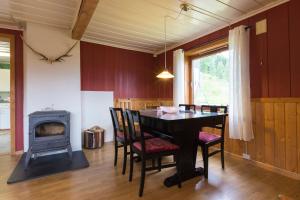 a dining room with a table and a stove at Lille Randklev Gæstehus in Ringebu