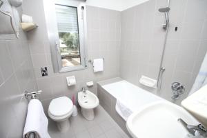 Koupelna v ubytování Hotel Corolle + 14 fotografií
