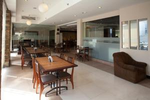 un restaurante con mesas de madera y sillas en una habitación en O Hotel en Bacolod