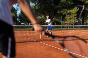 Tenis alebo squash v ubytovaní Villa Matovica alebo jeho okolí
