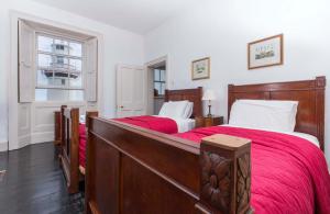 Un pat sau paturi într-o cameră la Galley Head Lightkeeper's Houses