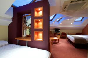Derby Mickleover Hotel, BW Signature Collection客房内的一张或多张床位