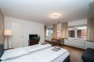 ハンブルクにあるAppartements in der Hamburger Altstadt contactless Check inのベッドルーム1室(ベッド2台、デスク付)
