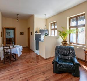 a living room with a table and a chair at Ferienwohnungen am Schloss in Lutherstadt Wittenberg