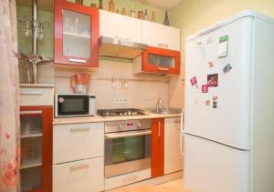チェリャビンスクにあるFive Stars Plekhanovaのキッチン(白い冷蔵庫、電子レンジ付)