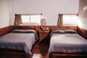 Hotel Tia tesisinde bir odada yatak veya yataklar