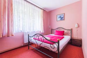 Postel nebo postele na pokoji v ubytování Hotel&Wellness Knížecí rybník
