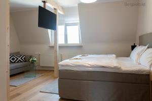 A bed or beds in a room at Cottage Rheingau Hotel