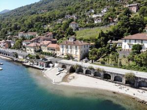 an aerial view of a town with a beach at Affittacamere Trattoria Della Cascata in Oggebbio