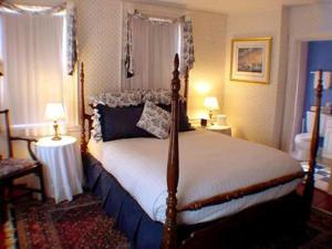 a bedroom with a bed and two tables and two lamps at Clarkeston Inn in Newport
