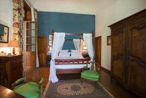 Ένα ή περισσότερα κρεβάτια σε δωμάτιο στο La Demeure Saint Antoine
