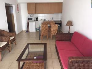 ein Wohnzimmer mit einem roten Sofa und einem Tisch in der Unterkunft Riviera Flat in Portimão