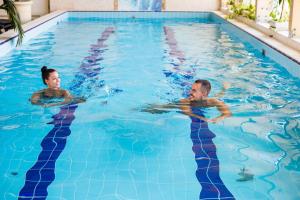 สระว่ายน้ำที่อยู่ใกล้ ๆ หรือใน Hotel Lycium Debrecen
