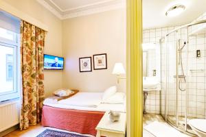 Bilik mandi di Hotel Royal