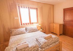Green House Hostel في بلغراد: غرفة نوم بسرير كبير مع نافذة