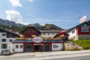 une petite ville avec des bâtiments avec des parapluies sur les toits dans l'établissement Party Hotel Taverne, à Obertauern