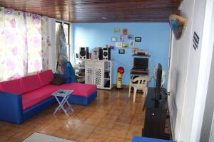 A seating area at Blue Almond Hostel - San Andres