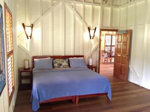 Tempat tidur dalam kamar di Bluff Beach Retreat +37 foto