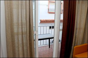 コニル・デ・ラ・フロンテーラにあるApartamento San Lucasの窓からバルコニーの景色を望めます。