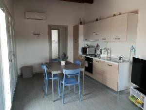 - une petite cuisine avec une table et des chaises dans la chambre dans l'établissement Sea view, à Quartu SantʼElena