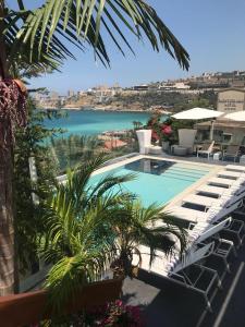 uma piscina com vista para a água em Luxor Hotel em Jounieh