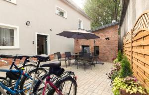 dwa rowery zaparkowane obok domu z parasolem w obiekcie Apartamenty Centrum Park Sowińskiego 19 w Zielonej Górze