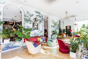 uma sala cheia de móveis e plantas em VISIONAPARTMENTS Vevey - contactless check-in em Vevey mais 37 fotografias