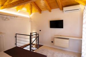 TV a/nebo společenská místnost v ubytování Suite Cavour - SunTripSicily