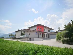 een huis met een rood dak op een oprit bij Apartment Kogler in Fügen