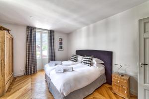 Un dormitorio con una cama grande y una ventana en Marie Paradis Apartment, en Chamonix-Mont-Blanc