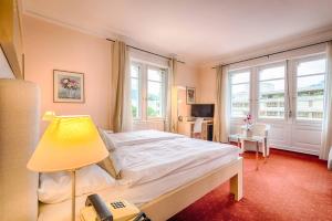 - une chambre avec un lit et un téléphone dans l'établissement Villa Toscane, à Montreux