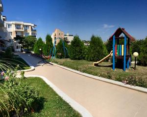 un parque con parque infantil con tobogán en к-кс "Солита", студио под наем, en Byala