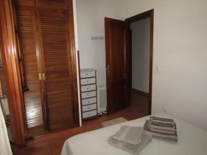 1 dormitorio con 1 cama, vestidor y armario en Casa Virués, en Grazalema