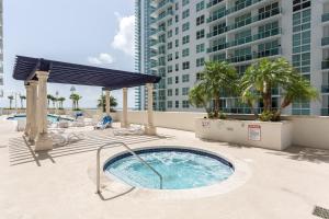 een hot tub op het balkon van een resort met gebouwen bij Miami Downtown Brickell Popular 4 BedRooms Bayview in Miami