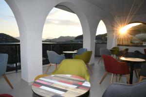 Nespecifikovaný výhled na hory nebo výhled na hory při pohledu z hotelu