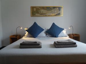 Un pat sau paturi într-o cameră la La casa del viaggiatore