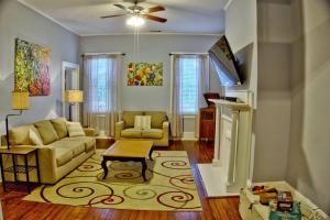 un soggiorno con divano e TV di Downtown Savannah Oasis a Savannah