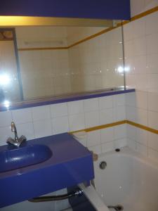 une salle de bains avec lavabo et baignoire dans l'établissement Cap Esterel place des pecheurs, à Agay