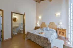 布拉卡尼Agriturismo Bandinelli的一间带床的卧室和一间带水槽的浴室 更多36张照片