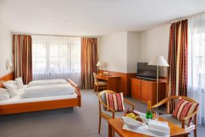 Postel nebo postele na pokoji v ubytování Hotel Schwärs Löwen Freiburg + 26 fotografií