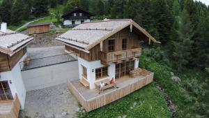 una vista sul soffitto di una casa con un cane sul portico di Wildererhütte Chalet Helmut a Turracher Hohe