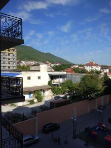 ゲレンジークにあるАпартаменты с видом на горы на Гоголя11の山を背景とした市街の景色