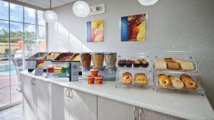 un bancone di panetteria con diversi tipi di pane e prodotti da forno di Best Western Fort Myers Inn and Suites a Fort Myers