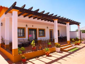 une maison avec une terrasse ornée de plantes en pot dans l'établissement Chalé Chafaris D'el Rei, à Elvas