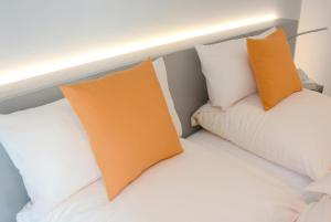 Uma cama ou camas num quarto em Amel Mitte Bed & Breakfast