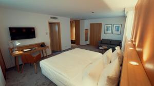 TV a/nebo společenská místnost v ubytování Hotel Adler Asperg